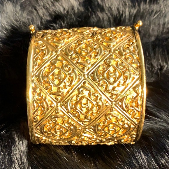 CHANEL GOLD VINTAGE CUFF(Collection) - Picture 8 of 8